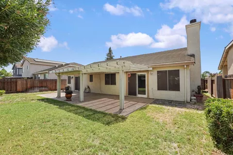 Exterior - 799 Clifford Dr, Lathrop, CA 95330 photo 4 of 10