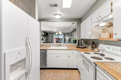 Kitchen - 2401 Eilers Ln #701, Lodi, CA 95242 photo 4 of 5