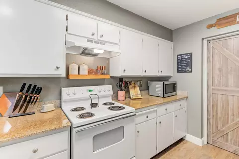Kitchen - 2401 Eilers Ln #701, Lodi, CA 95242 photo 2 of 5