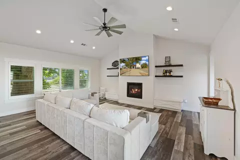 Living - 21379 N Mann Rd, Acampo, CA 95220 photo 3 of 4