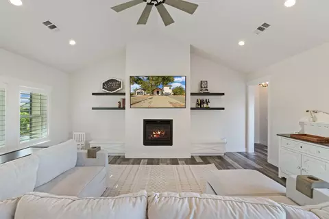 Living - 21379 N Mann Rd, Acampo, CA 95220 photo 4 of 4