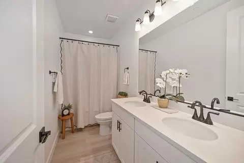 Bath - 2641 Hickory Ln, Lodi, CA 95242 photo 2 of 3