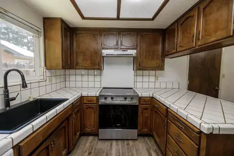 Kitchen - 3161 Linfield Ct, Turlock, CA 95382 photo 5 of 7