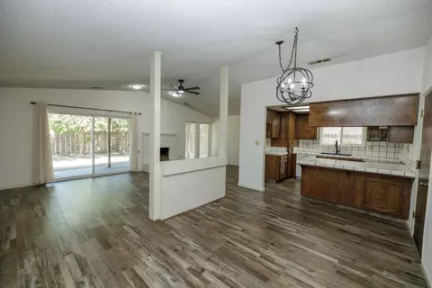 Living - 3161 Linfield Ct, Turlock, CA 95382 photo 1 of 10