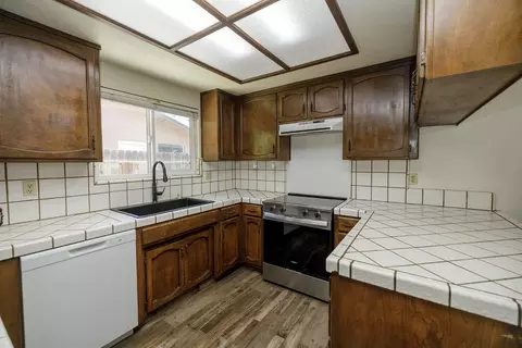 Kitchen - 3161 Linfield Ct, Turlock, CA 95382 photo 4 of 7