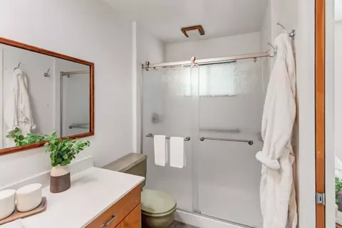 Bath - 1076 Sand Bar Cir, Carmichael, CA 95608 photo 2 of 5
