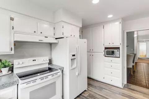 Kitchen - 1076 Sand Bar Cir, Carmichael, CA 95608 photo 6 of 8