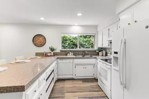 Kitchen - 1076 Sand Bar Cir, Carmichael, CA 95608 photo 5 of 8