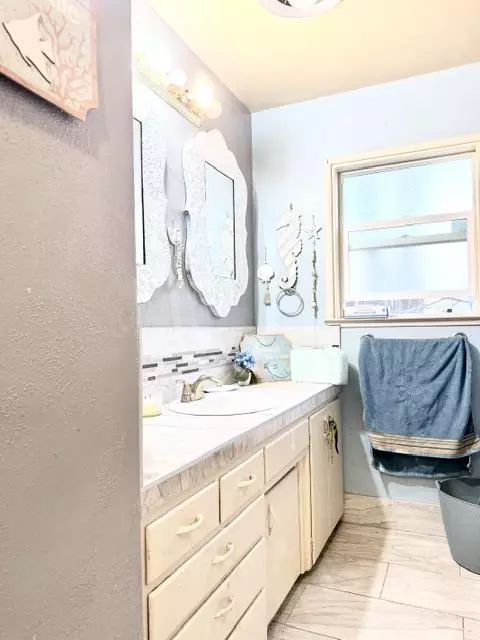 Bath - 1305 Mayette Ave, Modesto, CA 95351 photo 1 of 2