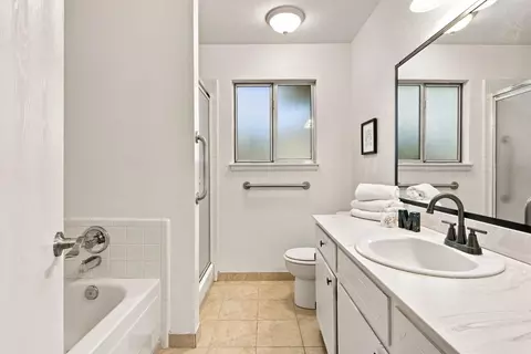 Bath - 625 Bounty Pl, Manteca, CA 95337 photo 2 of 3