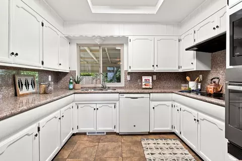 Kitchen - 625 Bounty Pl, Manteca, CA 95337 photo 2 of 5