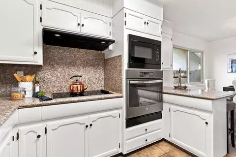 Kitchen - 625 Bounty Pl, Manteca, CA 95337 photo 3 of 5
