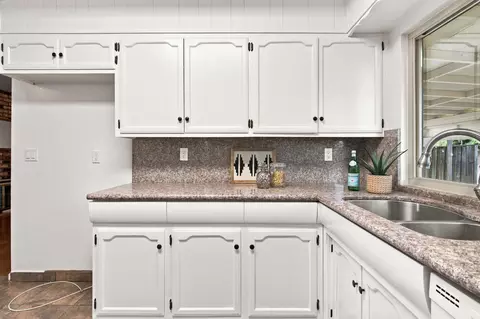 Kitchen - 625 Bounty Pl, Manteca, CA 95337 photo 4 of 5
