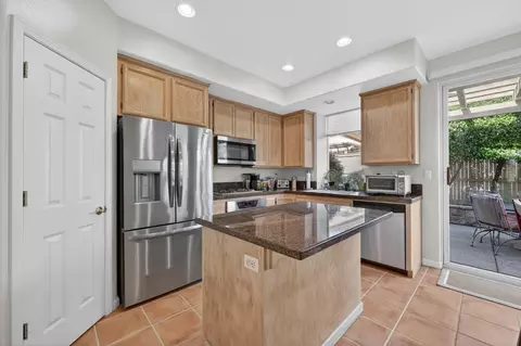 Kitchen - 1160 Cobble Fields Ct, Folsom, CA 95630 photo 3 of 6