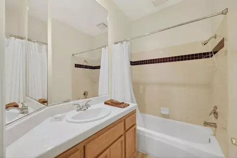 Bath - 1160 Cobble Fields Ct, Folsom, CA 95630 photo 4 of 4