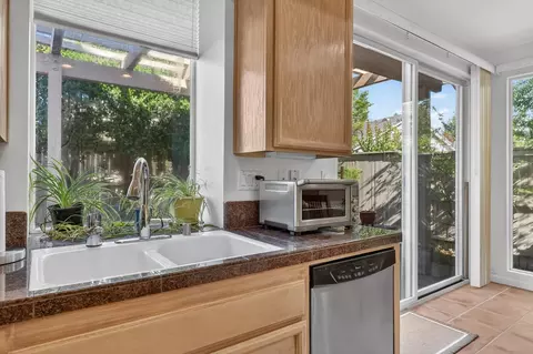 Kitchen - 1160 Cobble Fields Ct, Folsom, CA 95630 photo 5 of 6