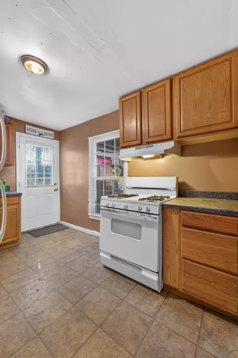 Kitchen - 26922 Plainfield St, Esparto, CA 95627 photo 2 of 3