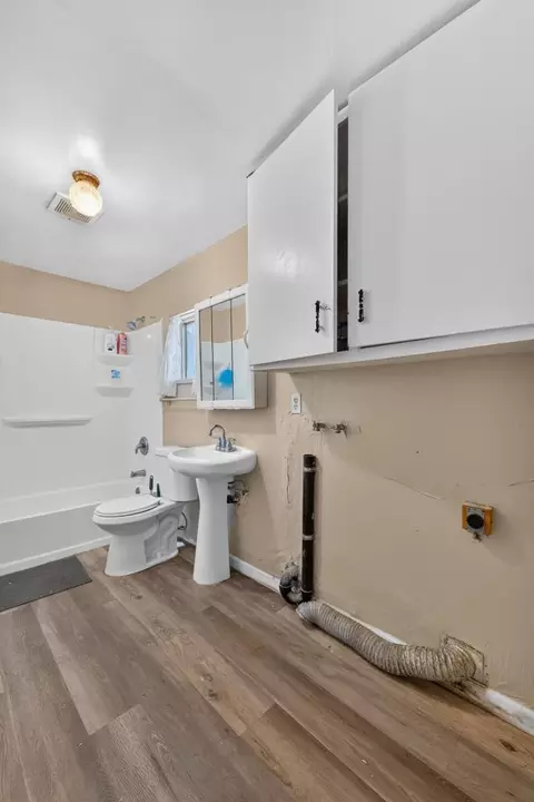 Bath - 26922 Plainfield St, Esparto, CA 95627 photo 1 of 1