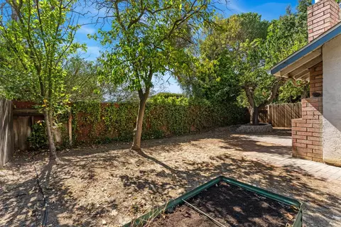 Exterior - 2022 E 8th St, Davis, CA 95618 photo 7 of 10