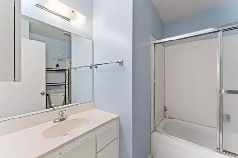 Bath - 2022 E 8th St, Davis, CA 95618 photo 3 of 4