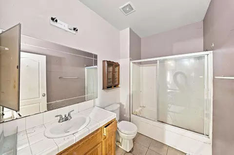 Bath - 921 Udona Ln, Modesto, CA 95351 photo 1 of 1