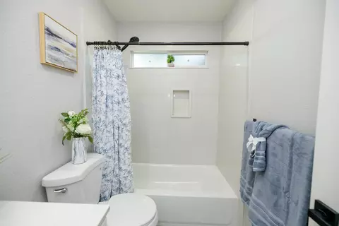 Bath - 408 Palm Ave, Modesto, CA 95350 photo 4 of 4