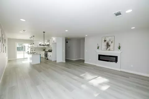 Living - 408 Palm Ave, Modesto, CA 95350 photo 2 of 7