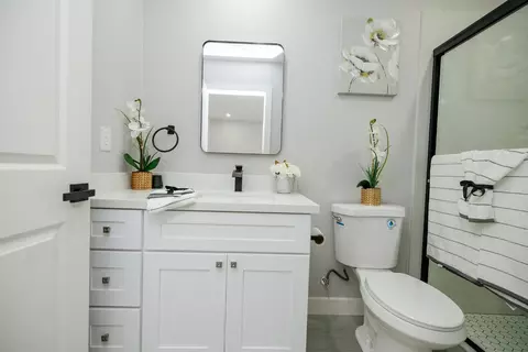 Bath - 408 Palm Ave, Modesto, CA 95350 photo 1 of 4