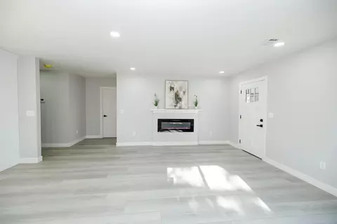 Living - 408 Palm Ave, Modesto, CA 95350 photo 3 of 7