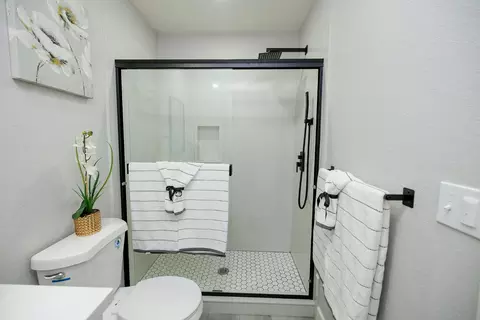 Bath - 408 Palm Ave, Modesto, CA 95350 photo 2 of 4