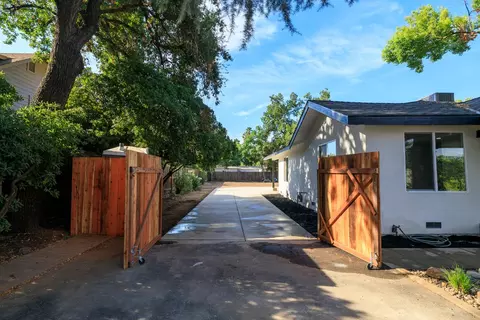 Exterior - 408 Palm Ave, Modesto, CA 95350 photo 6 of 13