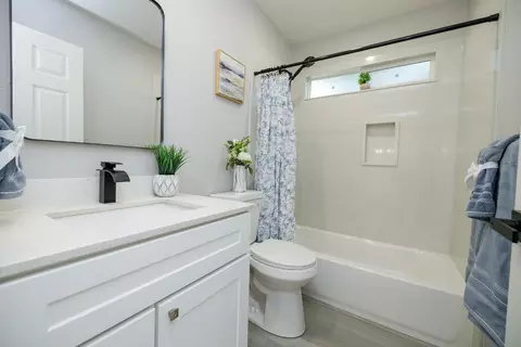 Bath - 408 Palm Ave, Modesto, CA 95350 photo 3 of 4