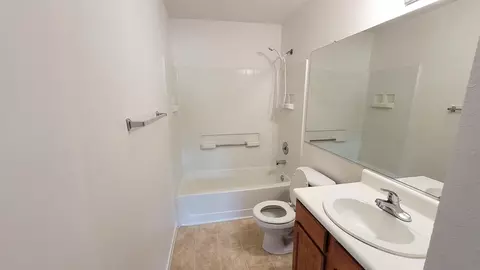 Bath - 565 Peerless Way #210, Tracy, CA 95376 photo 1 of 3
