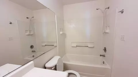 Bath - 565 Peerless Way #210, Tracy, CA 95376 photo 2 of 3