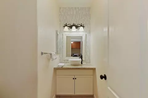 Bath - 915 Eucalyptus Ct, Lodi, CA 95242 photo 1 of 4