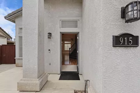Entry Way - 915 Eucalyptus Ct, Lodi, CA 95242 photo 1 of 2