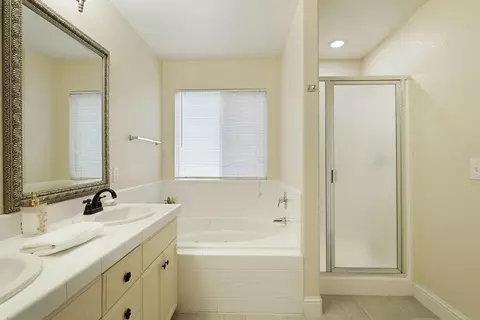 Bath - 915 Eucalyptus Ct, Lodi, CA 95242 photo 4 of 4