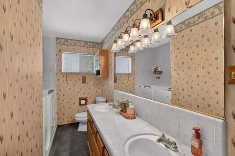 Bath - 373 Concord Ct, Manteca, CA 95336 photo 1 of 4