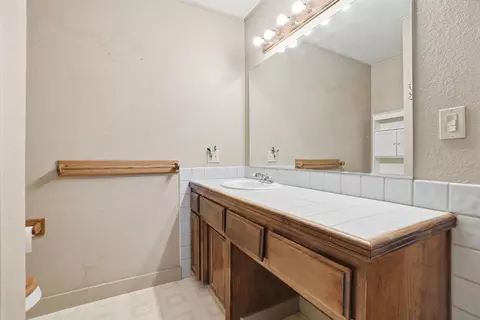 Bath - 184 Mccormick Dr, Sonora, CA 95370 photo 2 of 5
