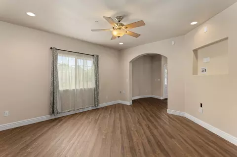 Living - 301 Elverta Mdws, Elverta, CA 95626 photo 2 of 5