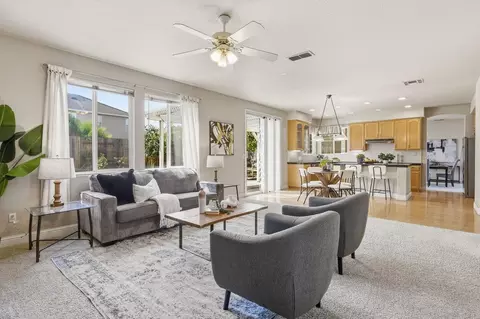 Living - 5216 Wyndham Oak Ln, Carmichael, CA 95608 photo 5 of 10