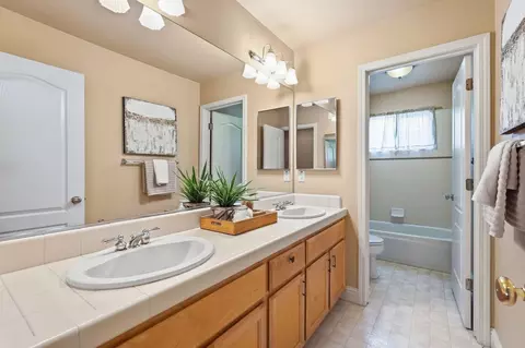 Bath - 5216 Wyndham Oak Ln, Carmichael, CA 95608 photo 3 of 4