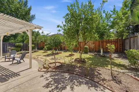 Exterior - 5216 Wyndham Oak Ln, Carmichael, CA 95608 photo 3 of 5