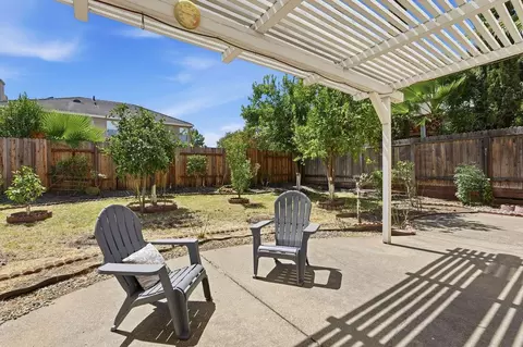 Exterior - 5216 Wyndham Oak Ln, Carmichael, CA 95608 photo 2 of 5