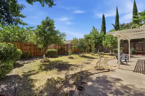 Exterior - 5216 Wyndham Oak Ln, Carmichael, CA 95608 photo 5 of 5
