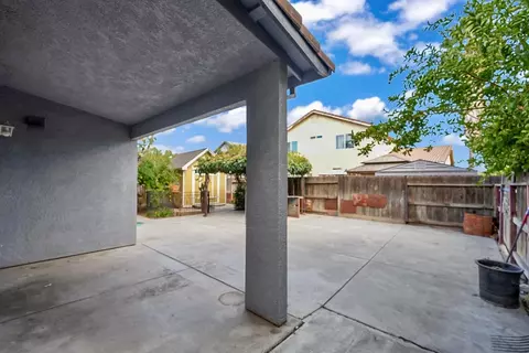 Exterior - 901 Alcoy Dr, Ceres, CA 95307 photo 6 of 10