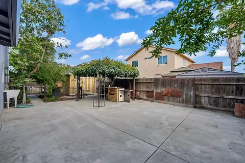 Exterior - 901 Alcoy Dr, Ceres, CA 95307 photo 7 of 10