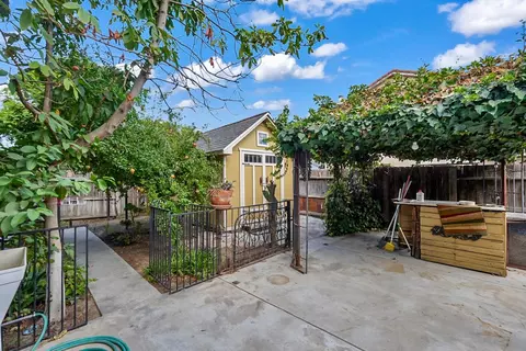 Exterior - 901 Alcoy Dr, Ceres, CA 95307 photo 8 of 10