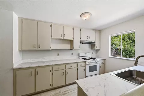 Kitchen - 454 Lamarque Ct, Grass Valley, CA 95945 photo 3 of 4