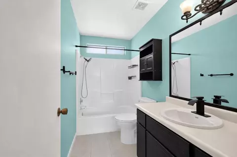 Bath - 824 St Helena Pl, Modesto, CA 95356 photo 2 of 3